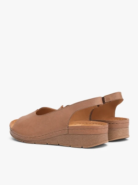 Hellbraune Sandalen aus genarbtem Leder