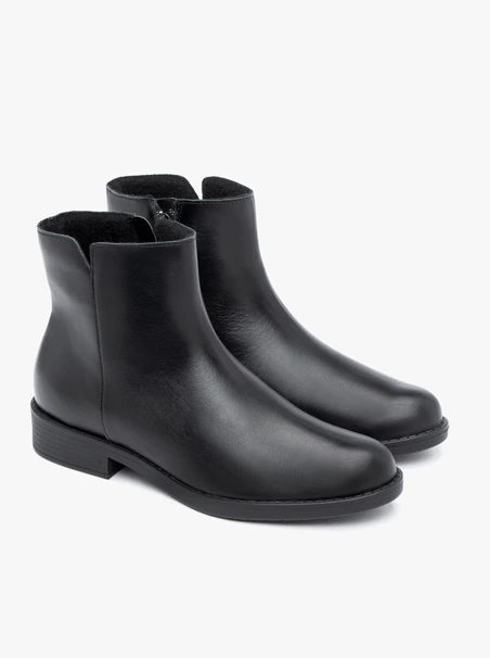 Schwarz genarbte Lederstiefel