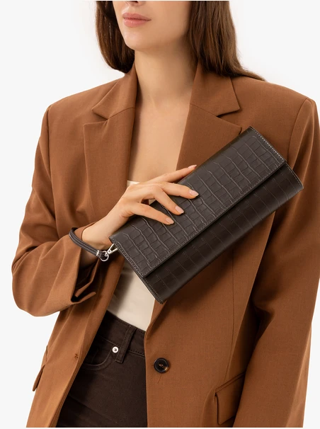 Dunkelbraune Clutch-Tasche mit Krokodilledermuster