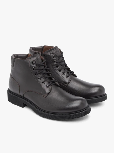Dunkelbraune isolierte Stiefel