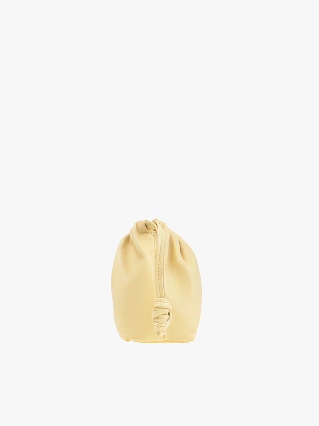 Leuchtend gelbe kleine Tasche