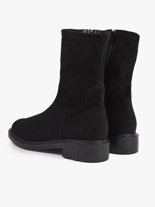 Schwarze höhere Stiefel