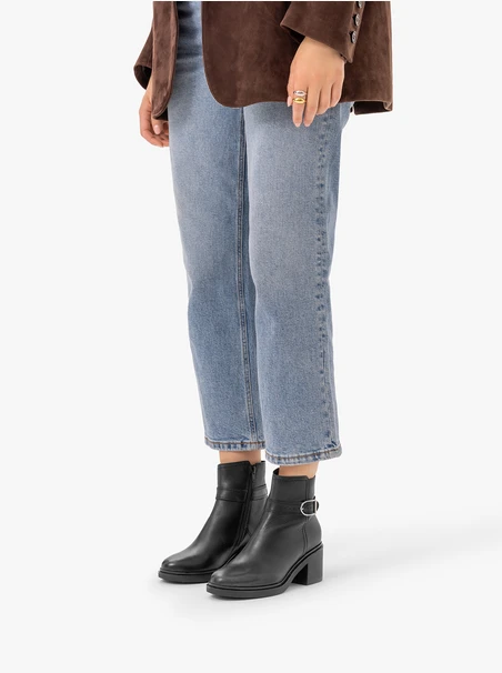 Schwarze Stiletto-Stiefel mit Riemen und Schnalle