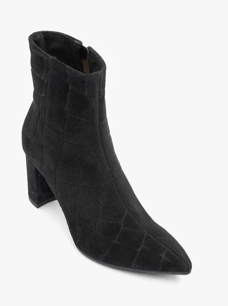 <p>Schwarze, höhere Velourslederstiefel</p>