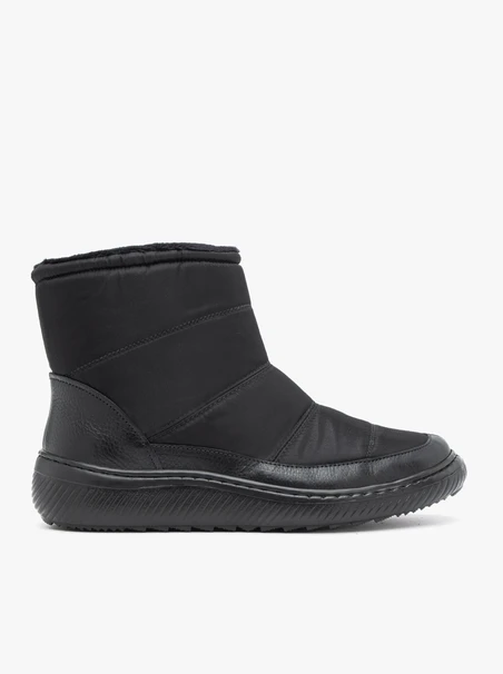 Schwarze Lederstiefel für den Schnee