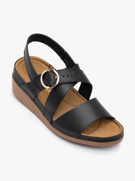 Schwarze Sandalen mit niedrigen Absätzen