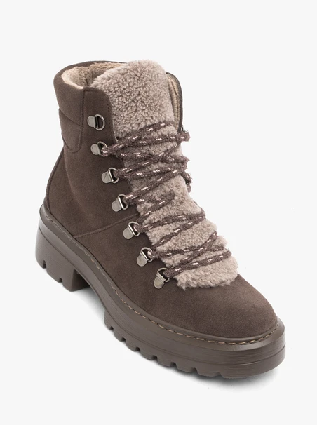 Braune Schneestiefel mit Fellbesatz