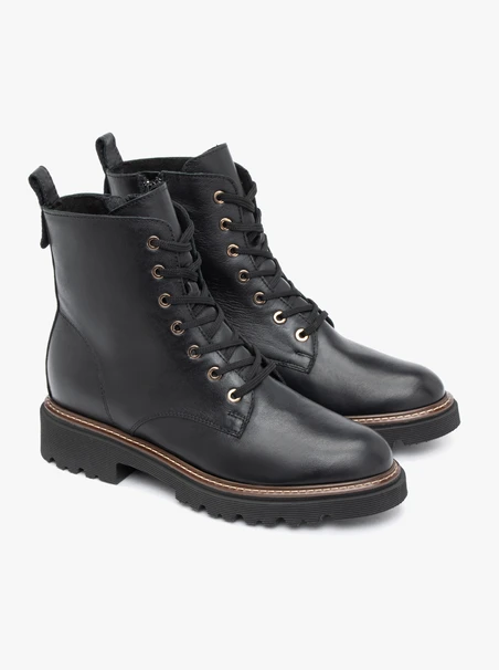 Schwarz genarbte Lederstiefel