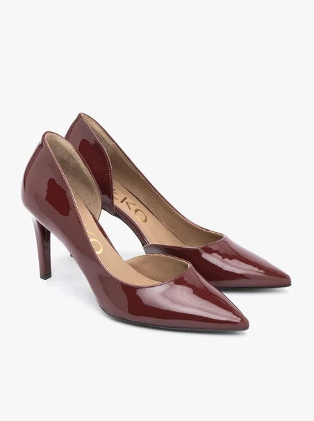 Burgunderrote, lackierte Pumps mit Stilettoabsatz