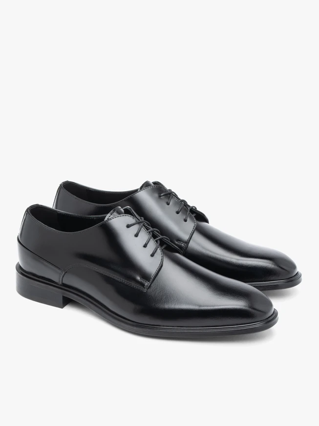 Schwarz lackierte formelle Schuhe