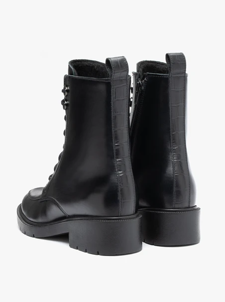 Schwarze Schnürstiefel