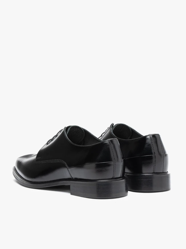 Schwarz lackierte formelle Schuhe