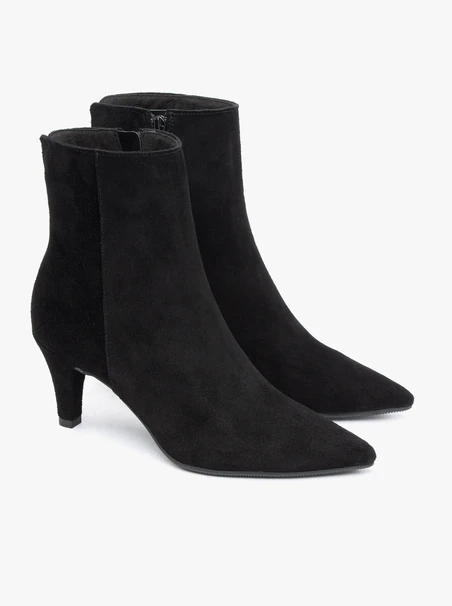 <p>Schwarze hohe Stiefeletten mit Stilettoabsatz</p>