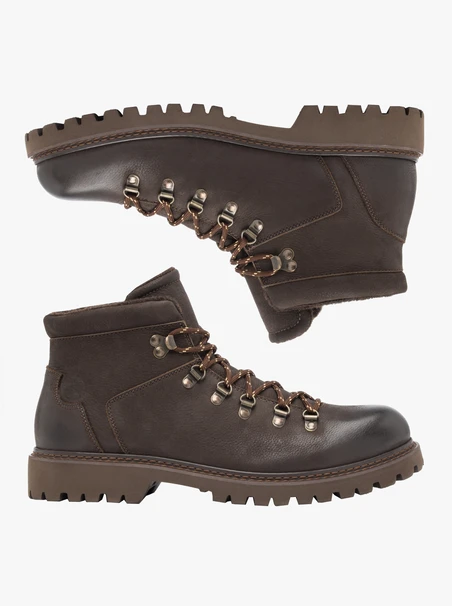 Dunkelbraune isolierte Stiefel