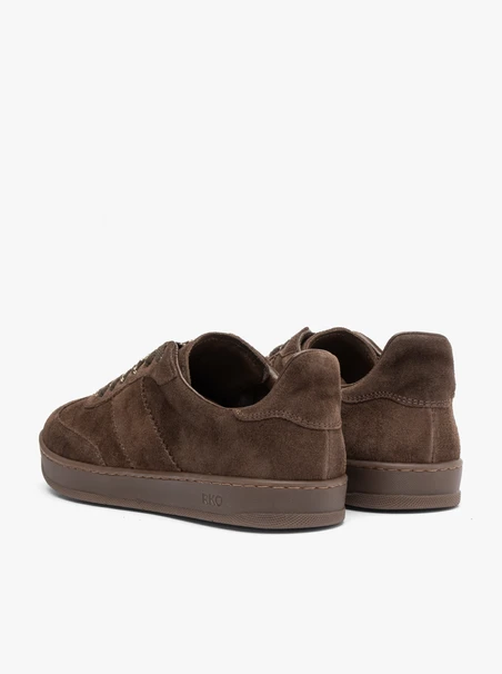 Braune Sporthalbschuhe