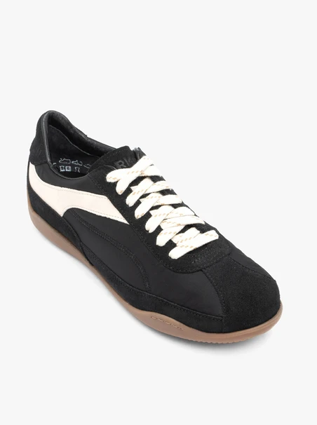 Schwarze Sportschuhe mit weißem Riemen