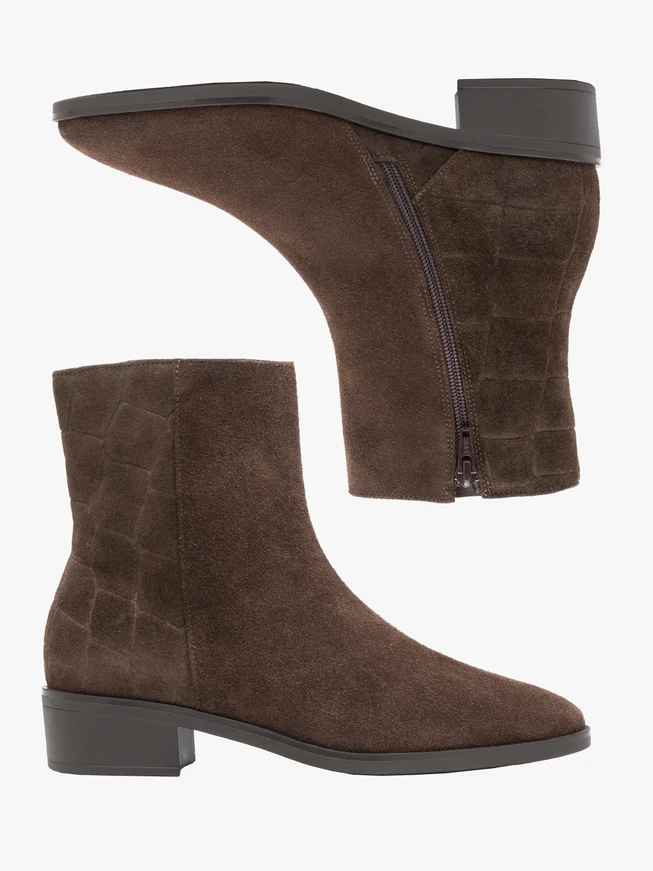 Braune Stiefel aus bedrucktem Krokodilleder