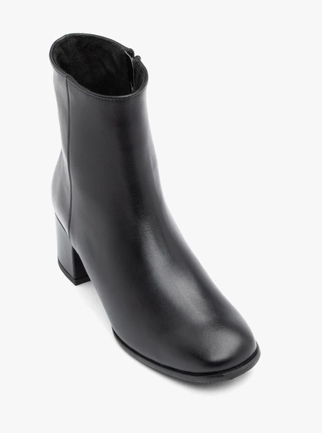 <p>Schwarze Stöckelschuhe</p>