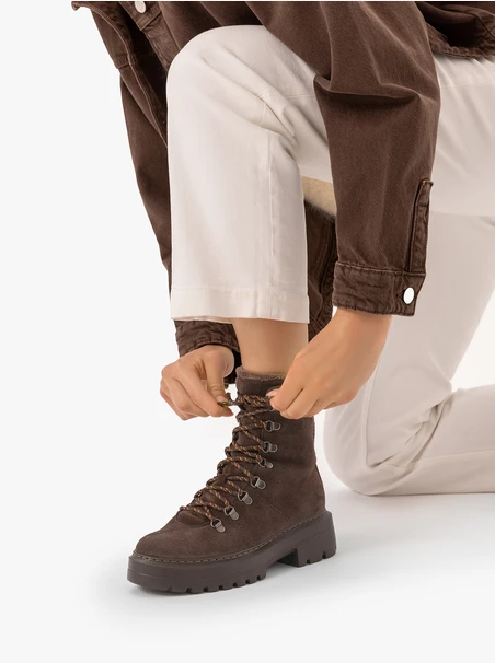 Braune Schneestiefel zum Schnüren