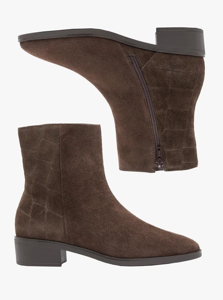 Braune Stiefel aus bedrucktem Krokodilleder