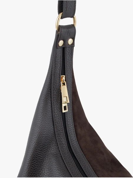 Eine dunkelbraune, weiche Handtasche