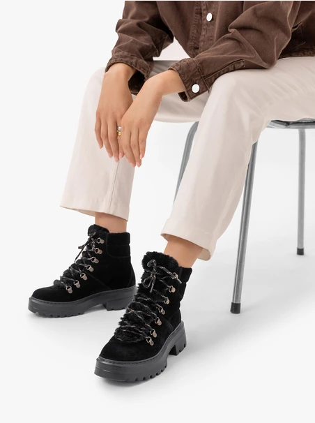 Schwarze Schneestiefel im Trekking-Stil