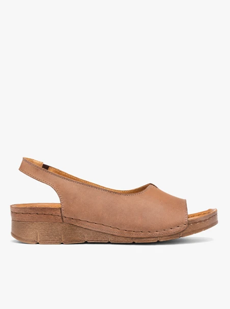 Hellbraune Sandalen aus genarbtem Leder