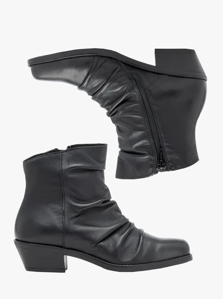 <p>Schwarze, geraffte Stiefeletten</p>