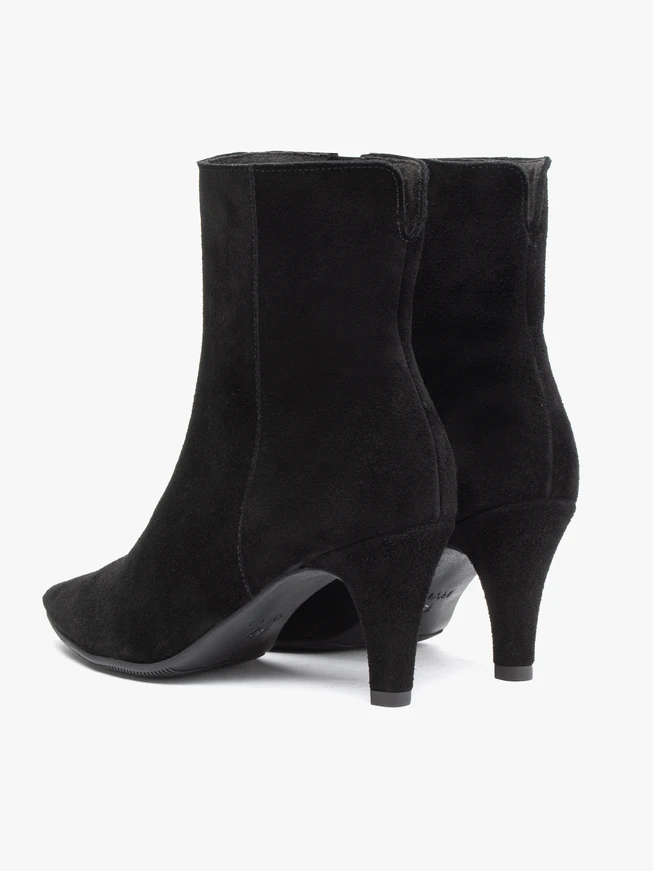 <p>Schwarze hohe Stiefeletten mit Stilettoabsatz</p>