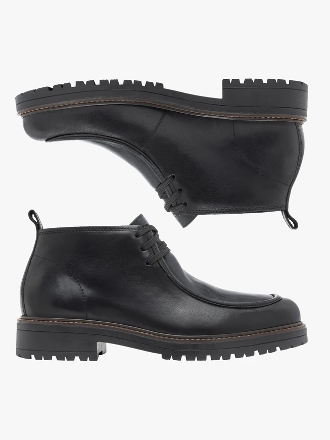 Schwarz genarbte Lederstiefel