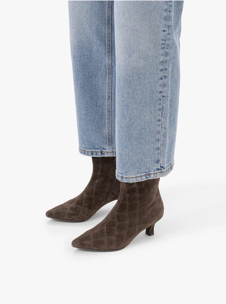 Stiefel mit Krokodilmuster und ausgestelltem Stilettoabsatz