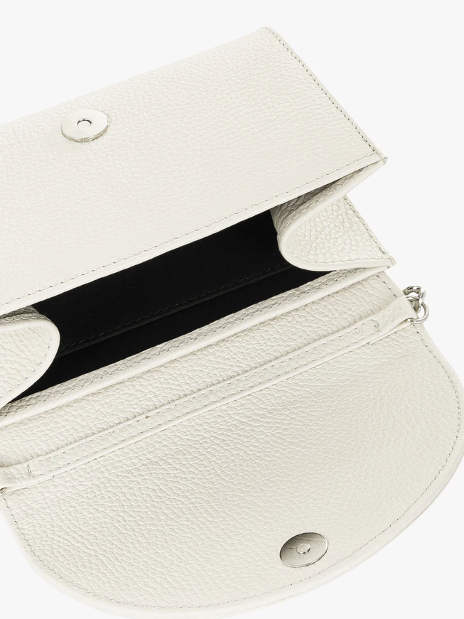 Cremefarbene Leder-Clutch-Tasche mit Kette