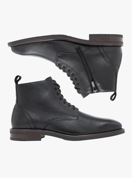 Schwarz genarbte Lederstiefel