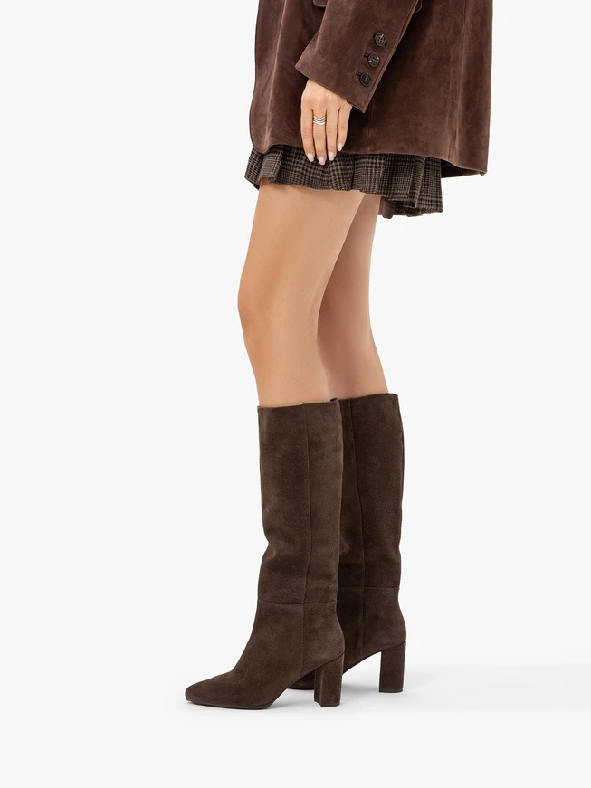 Dunkelbraune Stiefel aus Veloursleder