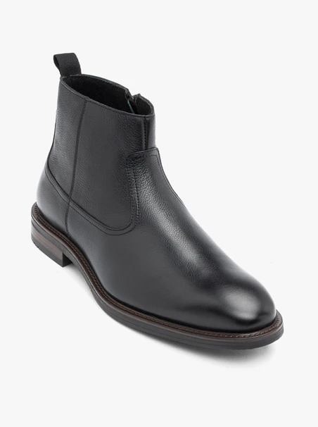 Schwarz genarbte Lederstiefel