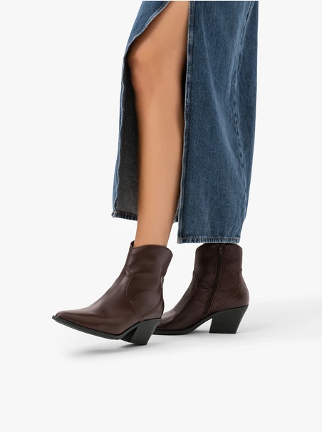 Burgunderrote Stiefeletten im Cowboy-Stil