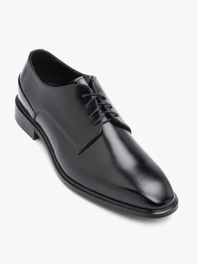 Schwarz lackierte formelle Schuhe