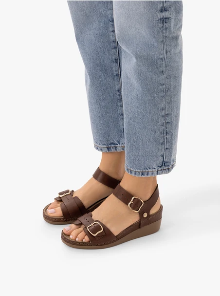 Braune Sandalen mit niedrigem Keilabsatz
