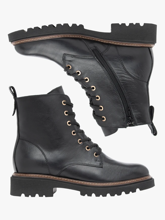 Schwarz genarbte Lederstiefel