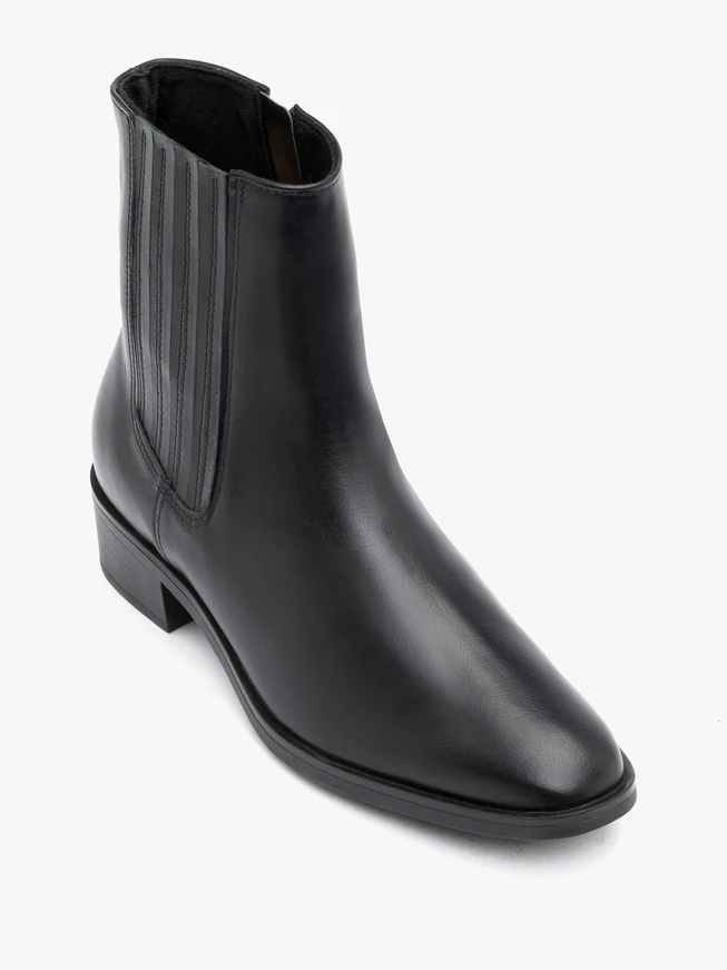 <p>Schwarz genarbte Lederstiefel</p>