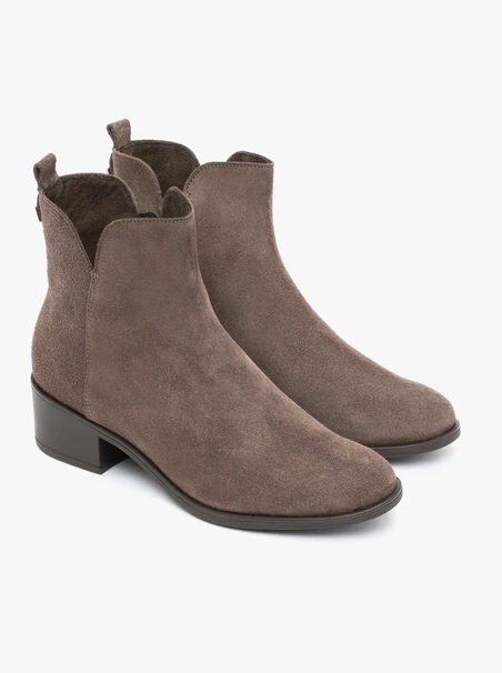Hellbraune Velourstiefel
