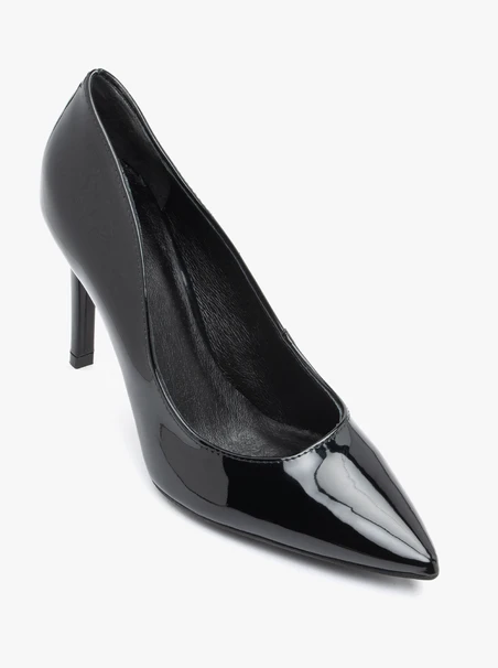 Schwarz lackierte Stiletto-Pumps