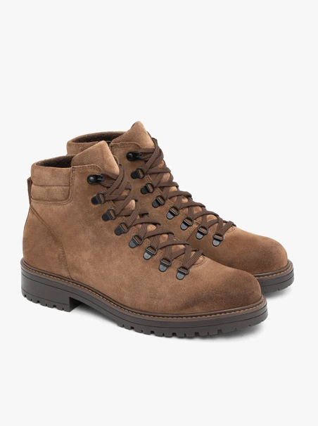 Braune Stiefel im Trekking-Stil
