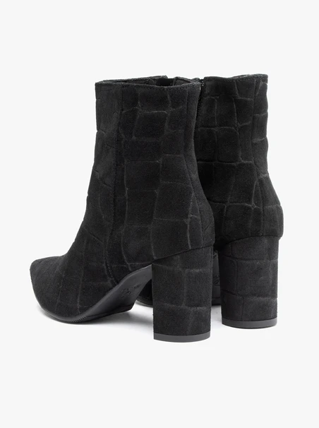 <p>Schwarze, höhere Velourslederstiefel</p>