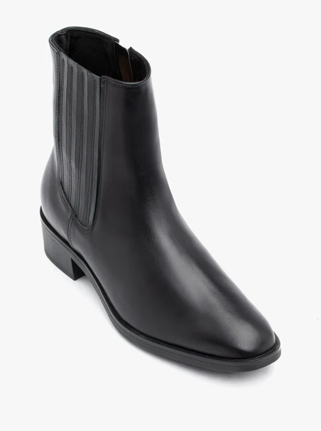 <p>Schwarz genarbte Lederstiefel</p>