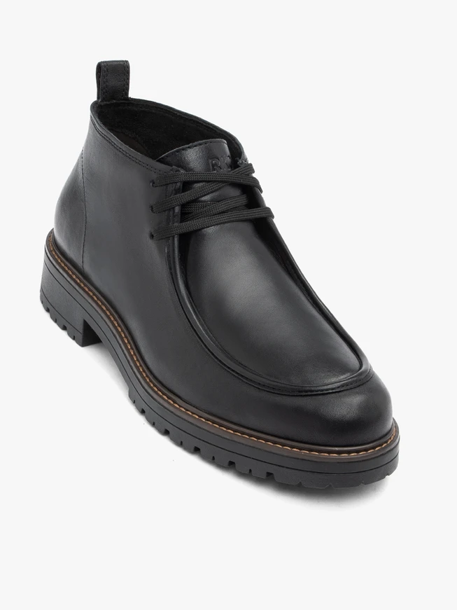 Schwarz genarbte Lederstiefel
