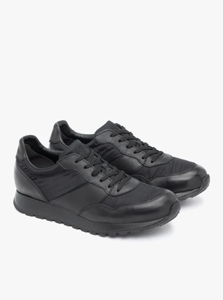 Schwarze Sporthalbschuhe