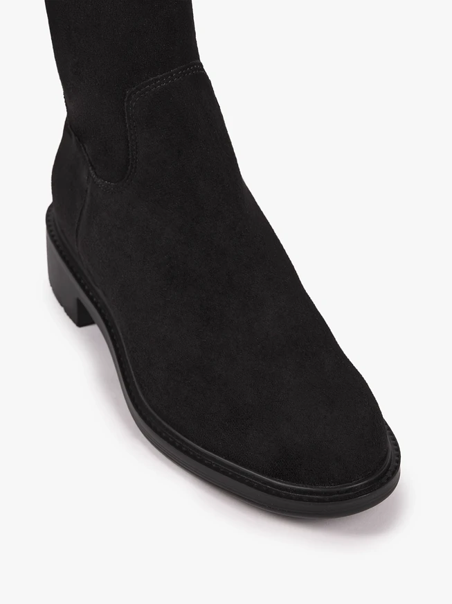 Schwarze höhere Stiefel
