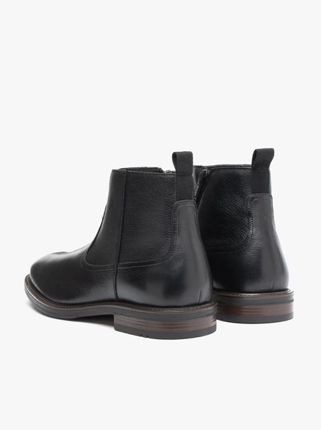 Schwarz genarbte Lederstiefel