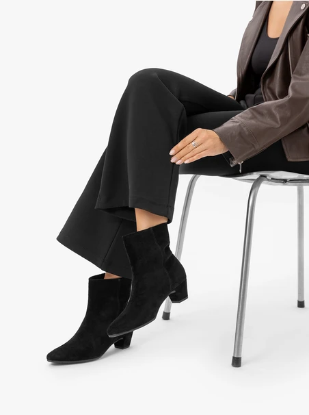 Schwarze Veloursstiefel mit niedrigen Absätzen
